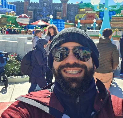 Renzo, fundador de CapyVisa, en Super Nintendo World, Epic Universe, Orlando